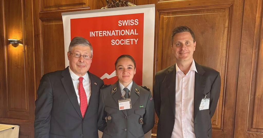 Auf dem Bild von rechts nach links: Thomas Schinecker (CEO von Roche), Anna Jurt (Olympionikin und Vizeeuropameisterin im Modernen Fünfkampf), Philippe D. Monnier (Präsident der Swiss International Society).